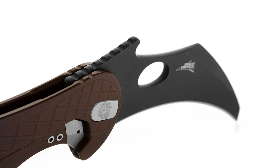 Lionsteel L.E. ONE 1 A EB cuțit tip KARAMBIT Emerson Design dezvoltat în colaborare, Earth Brown/Chemical Black