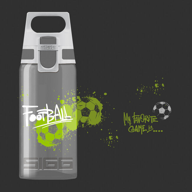 SIGG Viva Kids One sticlă pentru copii cu pandantiv de fotbal, 0,5 l