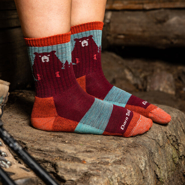 Darn Tough Bear Town Micro Crew șosete ușoare cu pernă, Burgundy