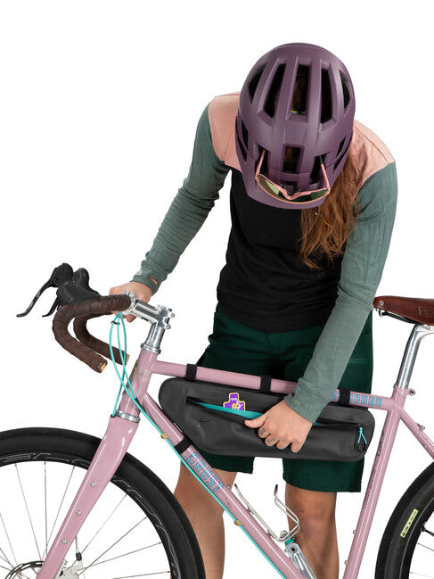 OSPREY ESCAPIST FRAME BAG MEDIUM husă pe cadrul bicicletei, neagră