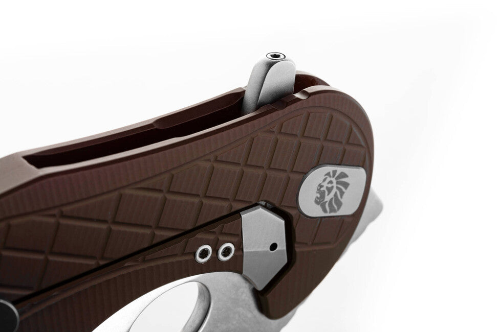 Lionsteel L.E. ONE 1 A ES cuțit tip KARAMBIT Earth Brown/stone washed dezvoltat în colaborare Emerson Design