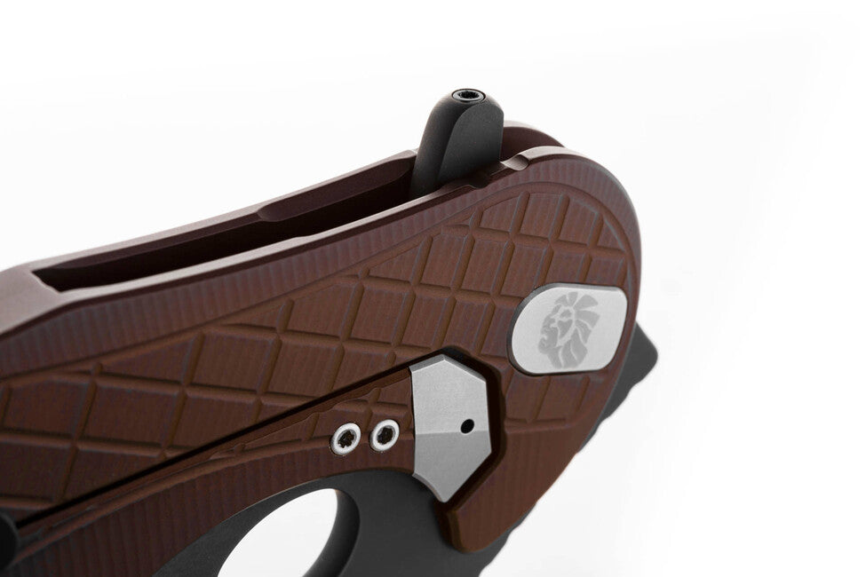 Lionsteel L.E. ONE 1 A EB cuțit tip KARAMBIT Emerson Design dezvoltat în colaborare, Earth Brown/Chemical Black