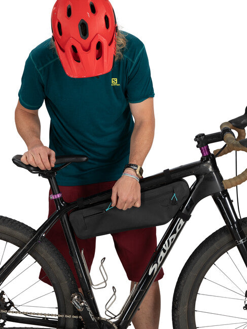 OSPREY ESCAPIST FRAME BAG MEDIUM husă pe cadrul bicicletei, neagră