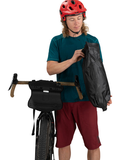 OSPREY ESCAPIST HANDLEBAR BAG husă pe ghidonul bicicletei LARGE, neagră