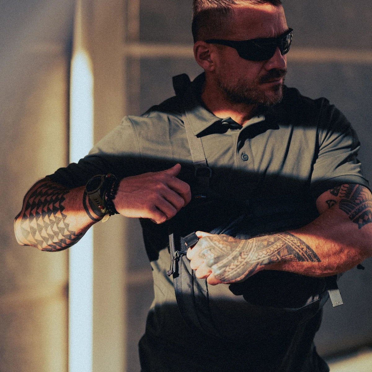 Helikon-Tex EDC Sling batoh, Shadow Grey – v použití 3