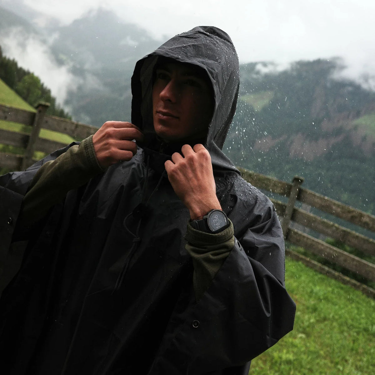 Helikon-Tex PONCHO U.S. MODEL, olivová – v použití 3