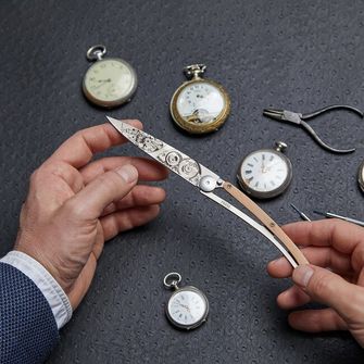 Cuțit pliabil Deejo Horlogéria juniper wood grey titanium watchmaker